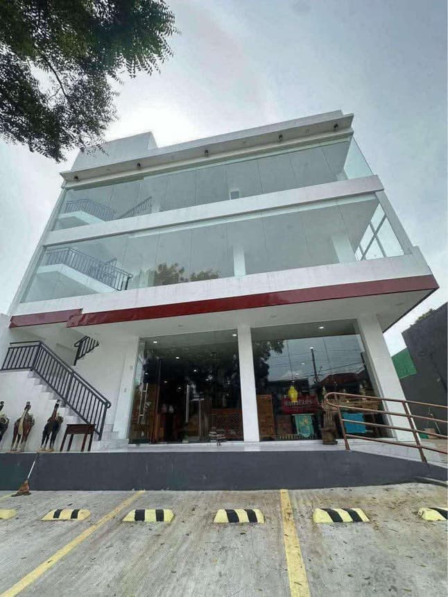 L&R Building